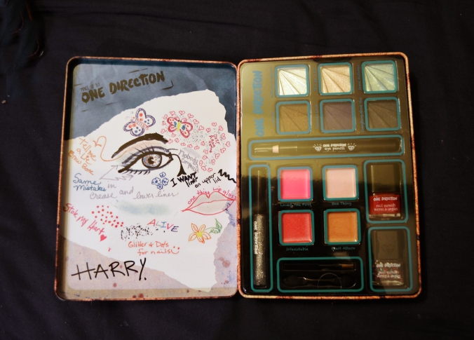 Here's the interior of Harry's box-- Zayn's had already been swatched to death, and I wanted to show you a pristine surface! Note the cute schematic diagram on how you're supposed to use the eyeshadows. 